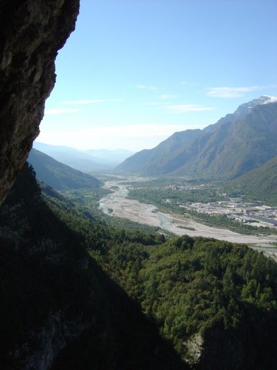 Il fiume Piave e la sua valle, a sud di Longarone. Il punto di osservazione è lungo la strada che porta oggi ad Erto e Casso.