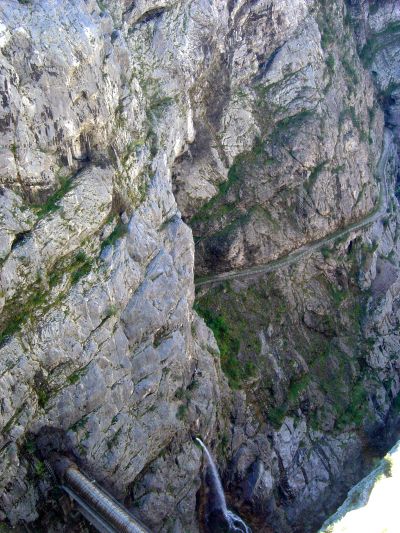 Rara vista sulla valle del Vajont, dalla sommità della diga. Il percorso, in cengia, di avvicinamento a ponte tubo è qui ben visibile.