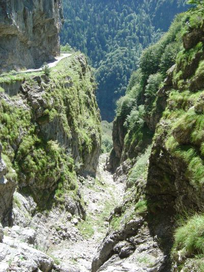 Val dei Corvi. Dopo la breve galleria la strada corre in cengia per un breve tratto.