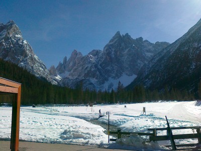 Veduta sul Pian Fiscalino, tra il rifugio Dolomitenhof ed il Rifugio al Fondo Valle (Altavia 5).