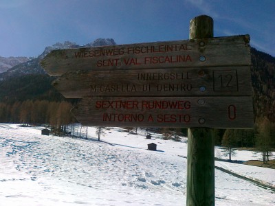 L'inizio del percorso che si snoda in Val Fiscalina, vicino agli impianti che salgono alla Croda Rossa di Sesto.