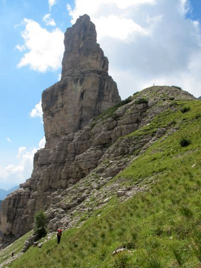 Eccoci oramai ai piedi del mitico Campanile di Val Montanaia. Un paio d'ore, o poco più, di fatiche ben ripagate!