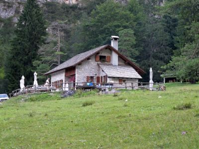 Sulla via del rientro, poco lontana da Rifugio Pordenone, ecco Malga Pian Pagnon. Merita di sicuro una sosta.