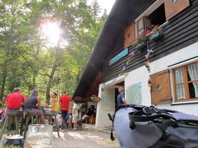 Deviazione per Rifugio Pordenone, dove una birra non si nega a nessuno. Strano mix di camminatori, gitanti della domenica ed eroici arrampicatori.