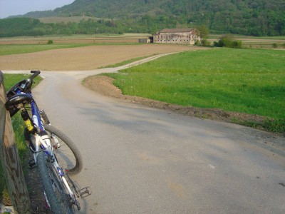 Sempre in Valsana. In zona Mura potete scorgere questo grande casolare. Qui la sterrata presenta alcune varianti, che consentono anche di raggiungere rapidamente il paesino di Gai.