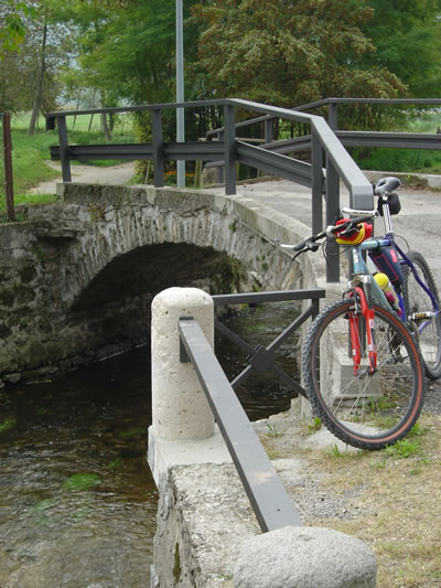 Il ponte presso il tempietto di Mura.