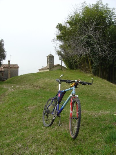 Villa di Villa: pausa sul prato presso il borgo di Madonna delle Grazie.