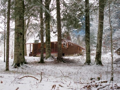 La prima casa in legno preannuncia il villaggio che verrà, un centinaio di metri più avanti.