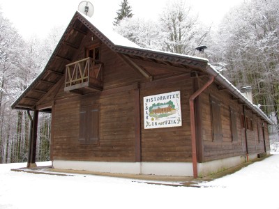 Poco oltre il Villaggio si raggiunge invece la Trattoria La Faya. Una radura nel bosco, a soli 200 metri dal villaggio.