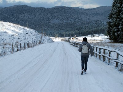 Sulla strada del rientro. Nella parte finale, la pendenza più lieve ci consente di abbozzare un paio di pattinate, con gli scarponi ai piedi.