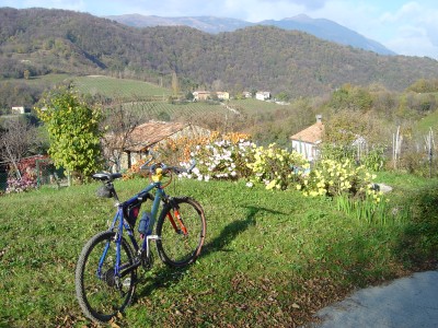 Vista dalle pendici del Monte Bala verso Passo San Lorenzo, Vittorio Veneto. 