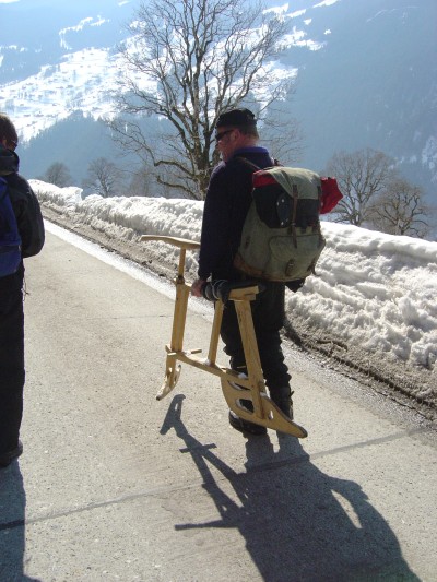 Scendendo verso Grindelwald, alcuni tratti si percorrono a piedi, causa scioglimento della neve. Incrociamo un personaggio locale che è appena sceso con una particolare bicicletta-slittino, tipica di Grindelwald.