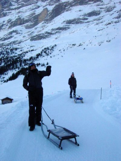 Terminata la colazione, è ora di toglierci dalla fredda ombra della parte nord dell'Eiger.