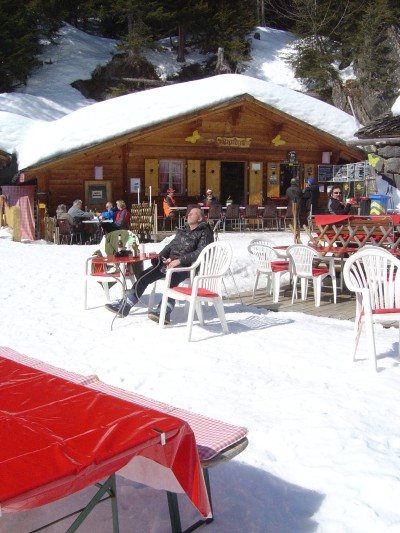 Altra pausa lungo la pista da slittino. Relax, sole e birretta.