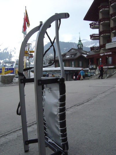 Un primo piano del nostro potente mezzo. Il veloce e leggero slittino in alluminio, noleggiabile a Wengen.