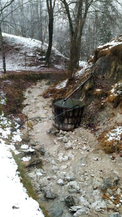 Una grossa botte raccoglie acqua per l'orto della casera. A nord di Andreis.