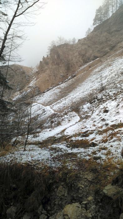 Dopo la casera a nord di andreis, il terreno si fa meno rassicurante.