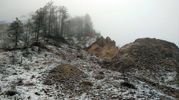 Piccole cime sgretolate, caratteristica piuttosto comune nella zona a nord di Andreis.