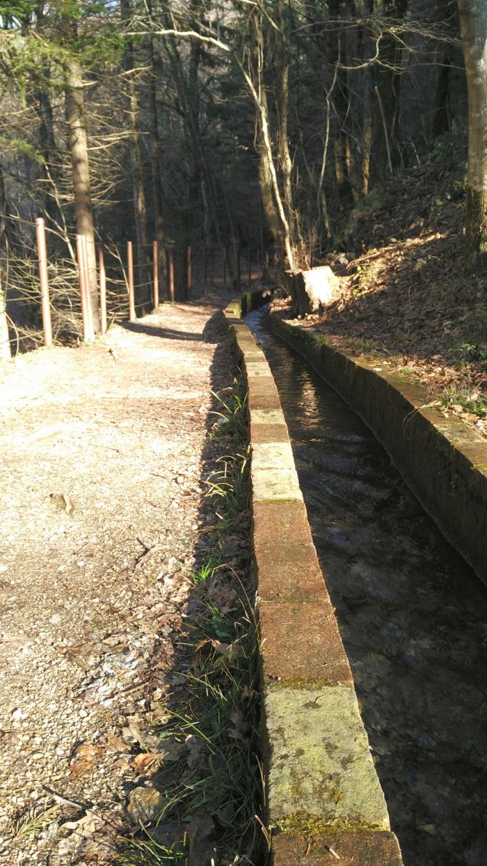 Lungo la Via dei Mulini, seguiamo la canaletta d'acqua che riforniva le attività del borgo.