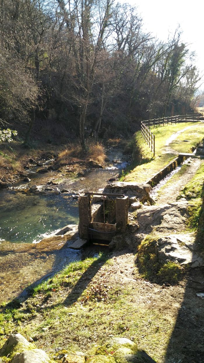 Lungo la Via dei Mulini. Qui inizia la canaletta che portava l'acqua ai mulini.