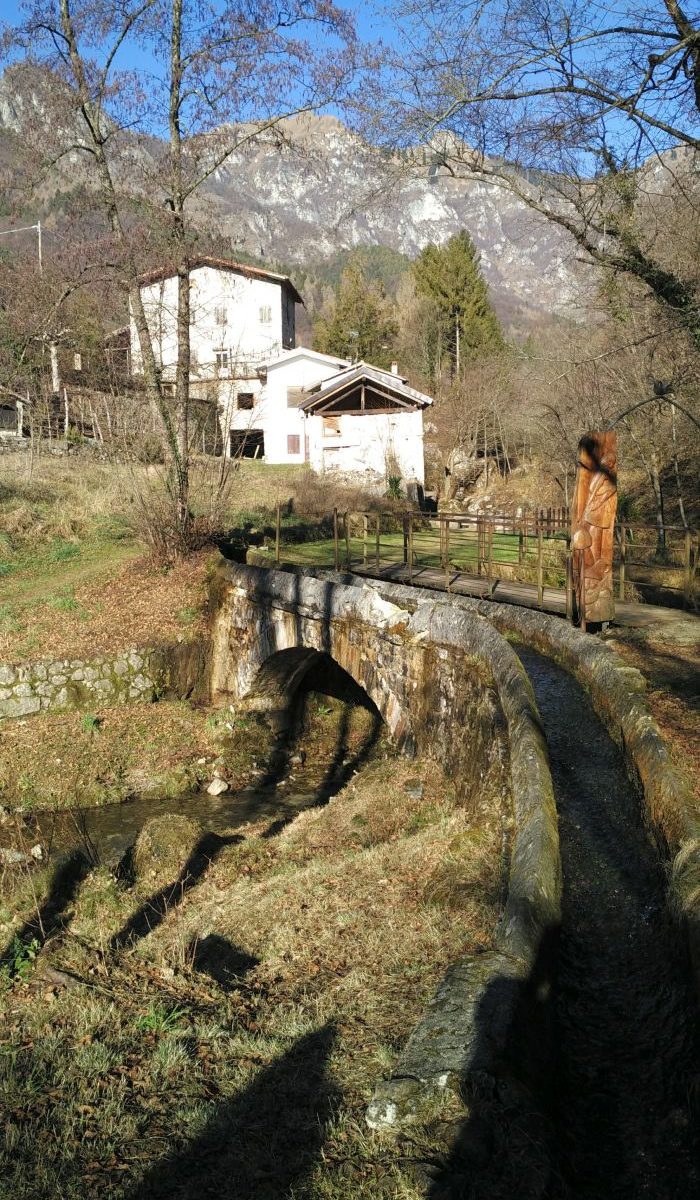 La canaletta d'acqua della Via dei Mulini, nel punto dove il ponte per chi cammina passa affianco al ponte dedicato all'acqua.