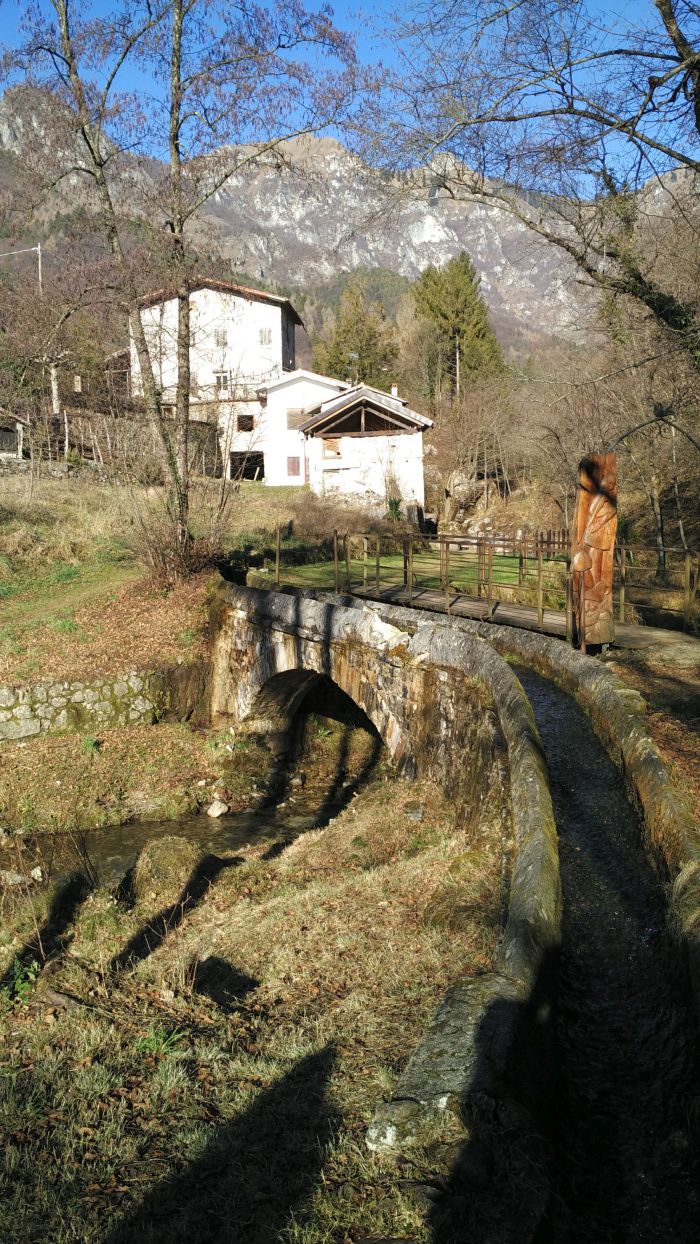 La canaletta d'acqua della Via dei Mulini, nel punto dove il ponte per chi cammina passa affianco al ponte dedicato all'acqua.
