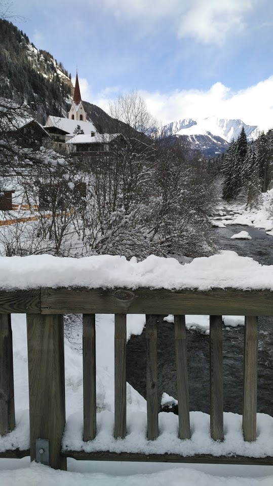 Il paesino di Hopfgarten in Defereggen, visto dal torrente, all'inizio della nostra camminata.