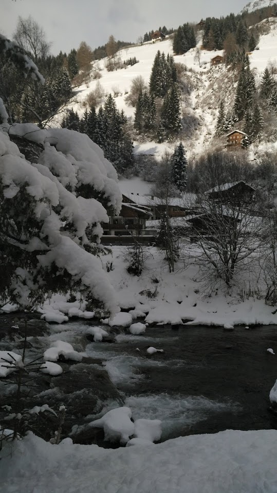 Il torrente, fido compagno di passeggiata. Qui siamo poco ad ovest di Hopfgarten, Defereggental.