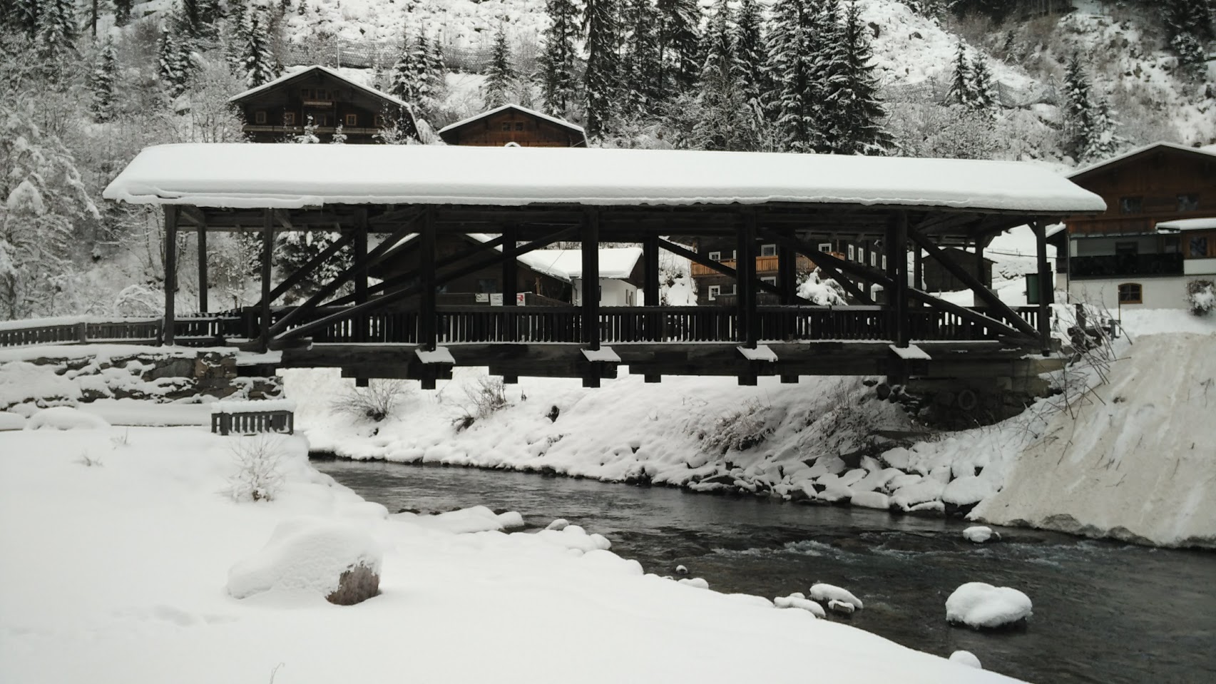 Splendido ponte coperto, completamente realizzato in legno. Qui abbiamo passato il torrente al rientro, per tornare poi ad Hopfgarten.