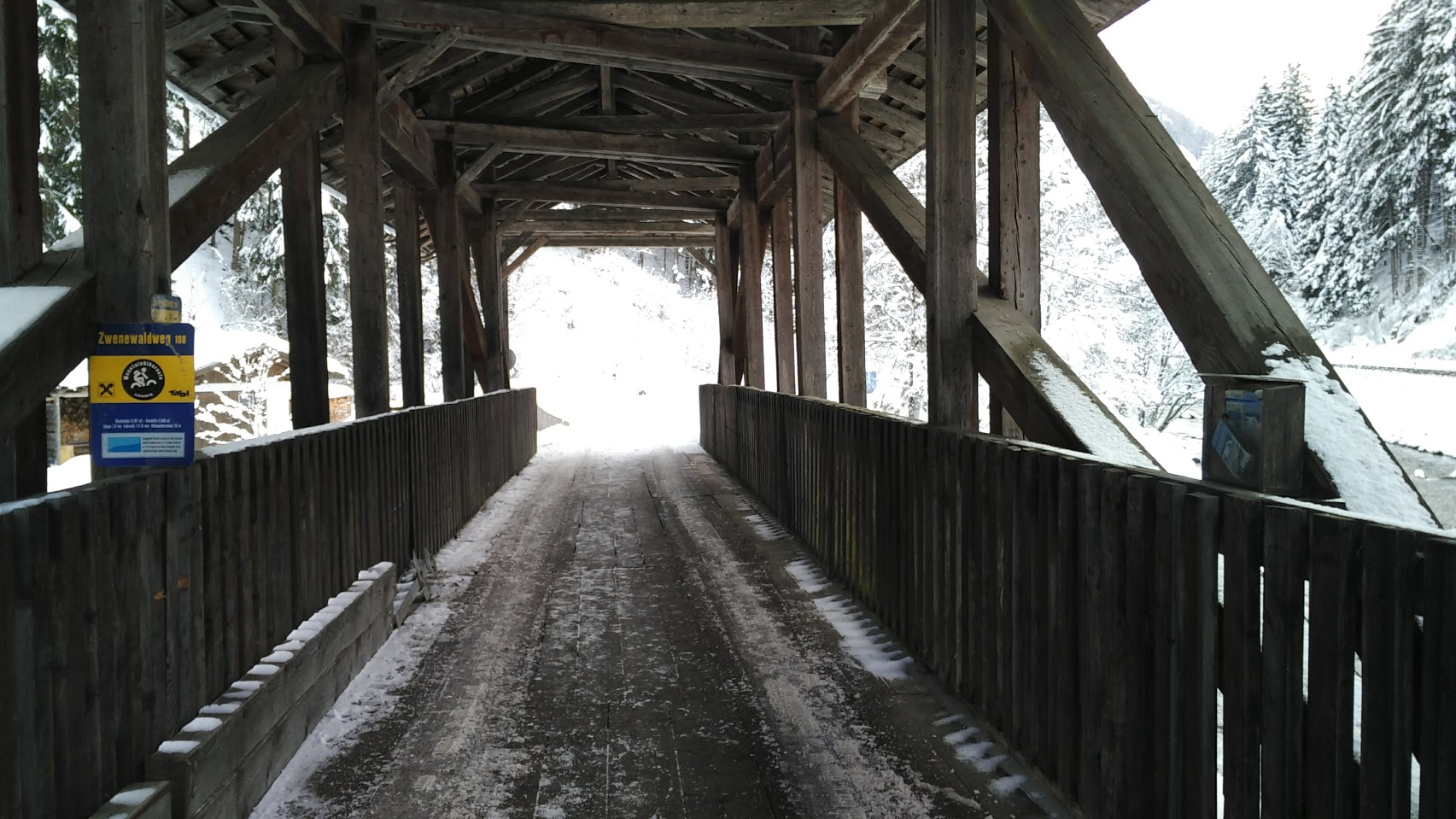 Ha sempre un che di magico attraversare un ponte coperto, come entrare in una nuova dimensione. 