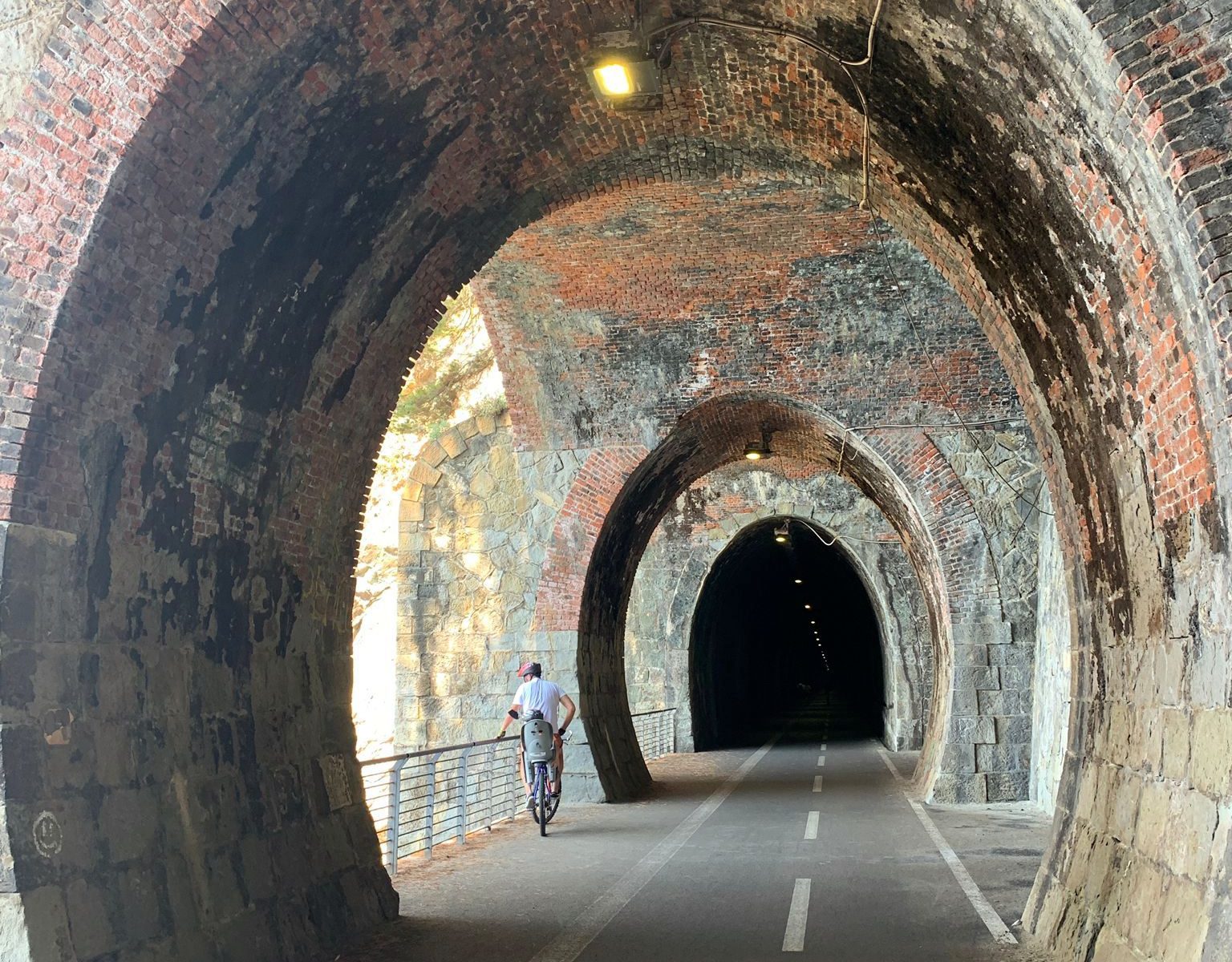 La Ciclopedonabile Maremonti si svolge quasi interamente in vecchie gallerie ferroviarie che viaggiano parallelamente alla costa.