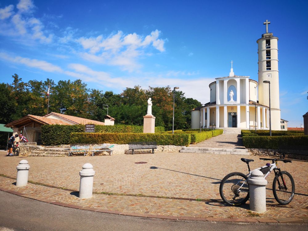 Santa Maria delle Vittorie, vale sempre la pena fermarsi un attimo, e comunque nel percorrere il Montello da Est a Ovest, arrivati qui siete a buon punto.