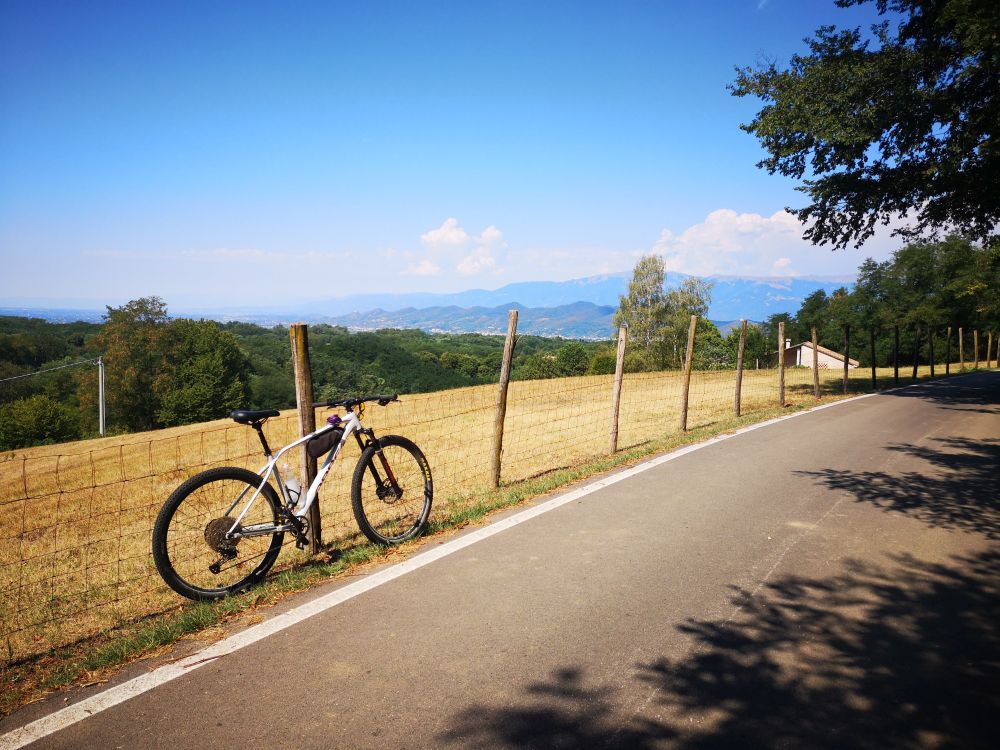 Come non fermarsi per una foto? Qui siamo all'inizio di Via Lollini, Presa XVII del Montello, appena dopo aver lasciato Via 18 Giugno.