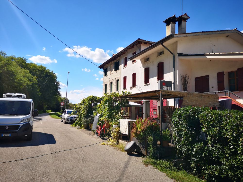 Lo Stradone del Bosco, ai piedi del Montello, comincia praticamente presso l'Osteria Santa Margherita, vicino alla Località Santa Mama.